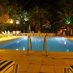 Bayrakli Hotel *