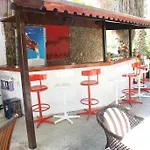 Bayrakli Otel *